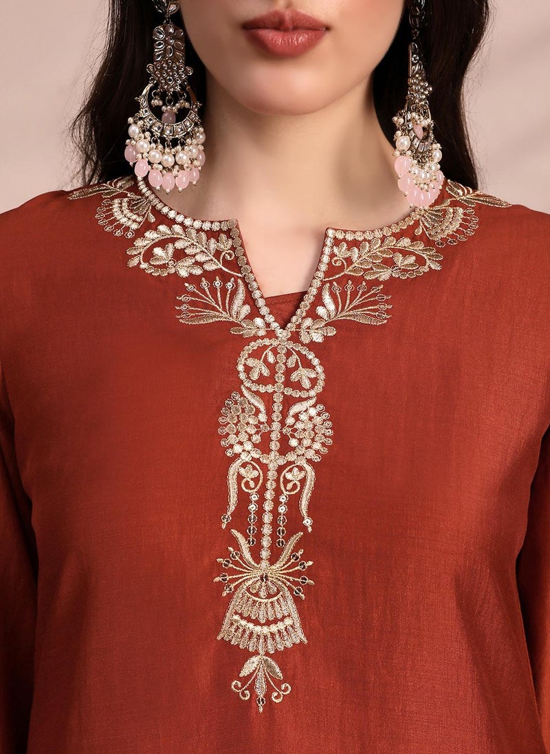 جلو باص طقم نسائي جلابيات مطرزة بالزاري باللون البرتقالي بياقة مستديرة مع بنطلون شارارا بطبعة فويل كاملة ودوباتا متدرجة اللون للمناسبات - Image 5